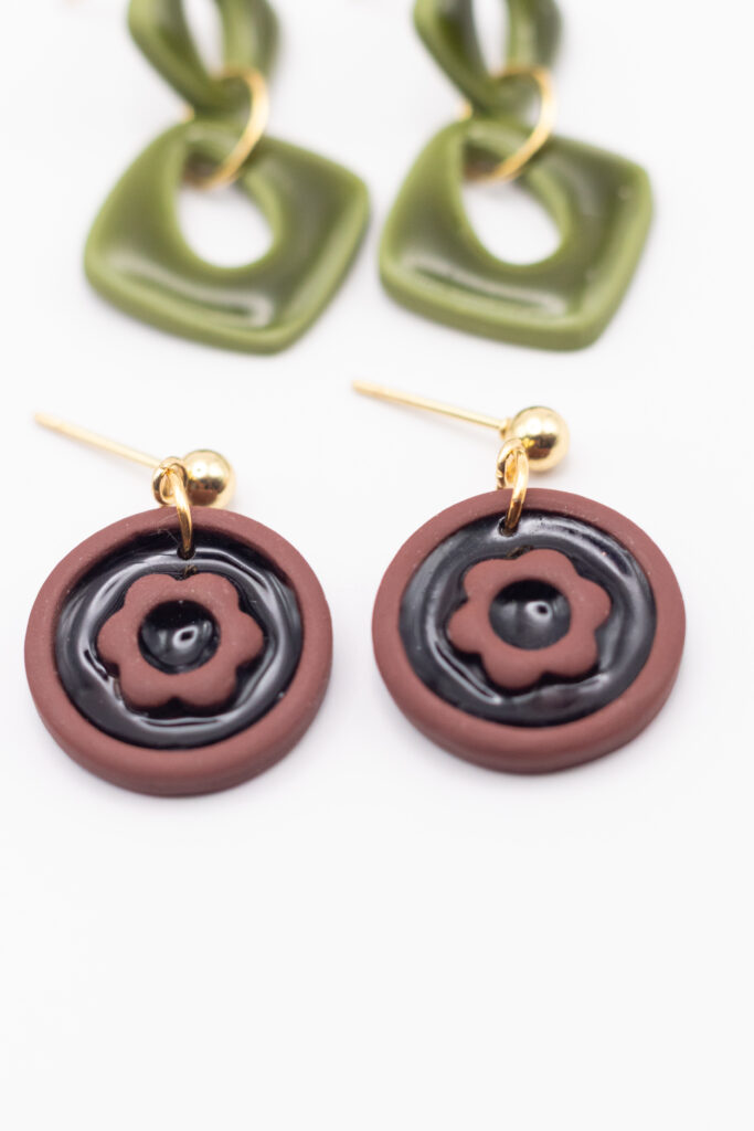 Petite fleur Disponibles en marron, vert ou beige
