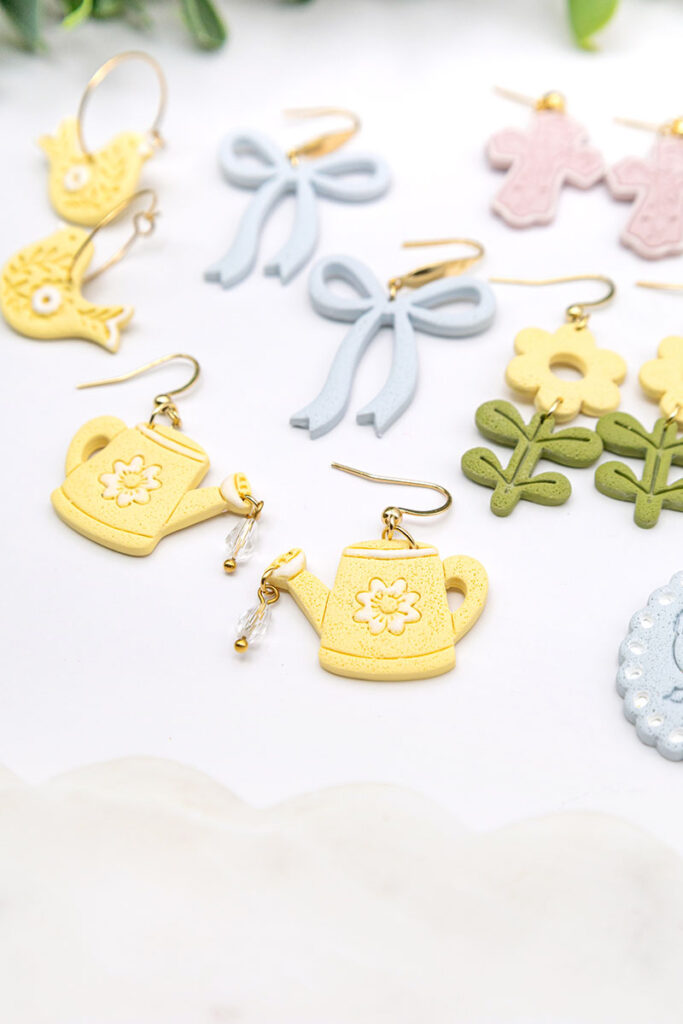 Chaque forme est disponible en jaune, bleu ou rose.